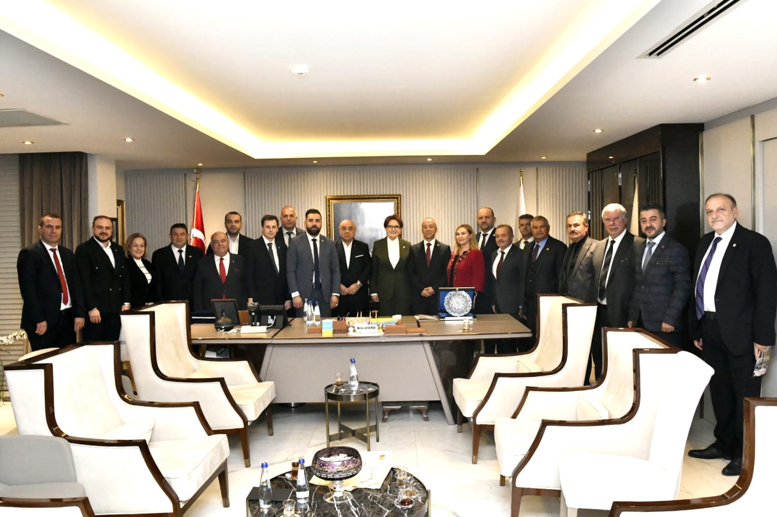 Cumhurbaşkanlığı Güvenlik ve Dış Politika Baş Danışmanı Akif Çağatay Kılıç ve İyi Parti Genel Başkanı Meral Akşener'i ziyaret ettiler.